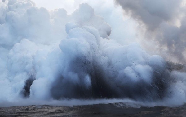 Las impactantes olas de lava del volcán Kilauea en Hawaii; hubo nube tóxica