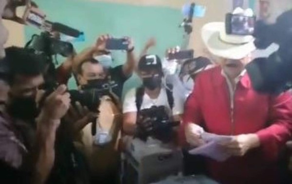 Así votó Juan Orlando y otras personalidades políticas en el transcurso de las elecciones