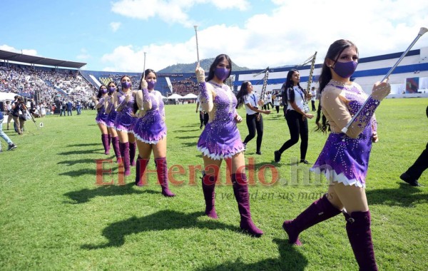 Bellas y deslumbrantes, así retornaron las palillonas a los desfiles (FOTOS)