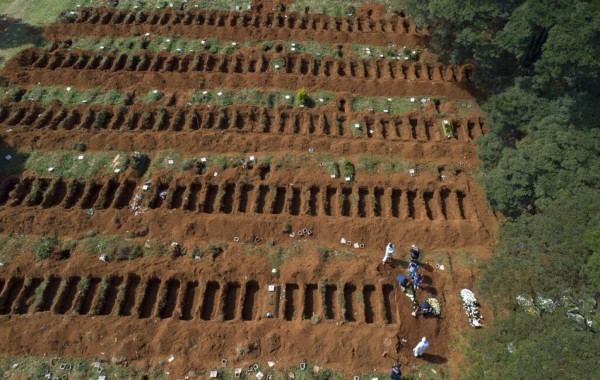 Impactante: El cementerio más grande de Brasil donde entierran muertos por Covid-19