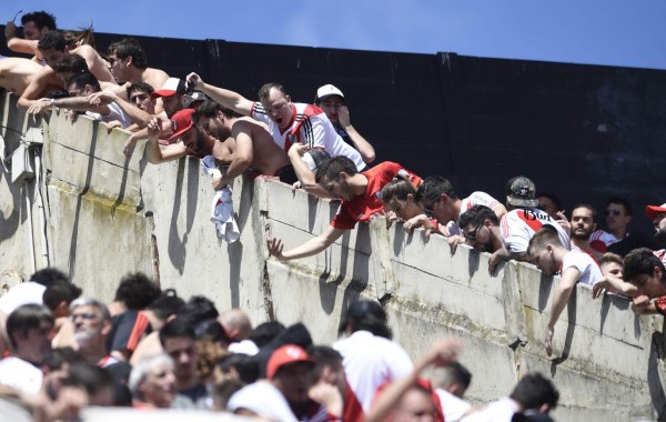 Copa Libertadores: Así fue el enfrentamiento entre hinchas por el que se suspendió la final River Plate vs Boca Juniors (FOTOS)