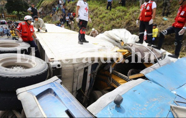 Las imágenes más estremecedoras del accidente de bus en salida al sur