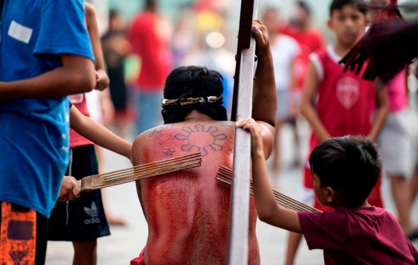 Clavados de pies y manos: El dolor real en los vía crucis más extremos del mundo