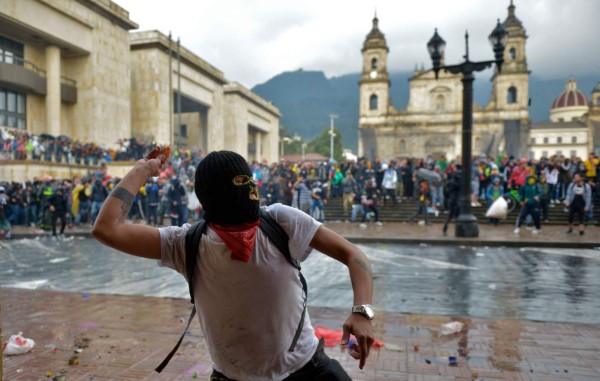 Caos, violencia y tres muertos durante protestas en Colombia contra Iván Duque