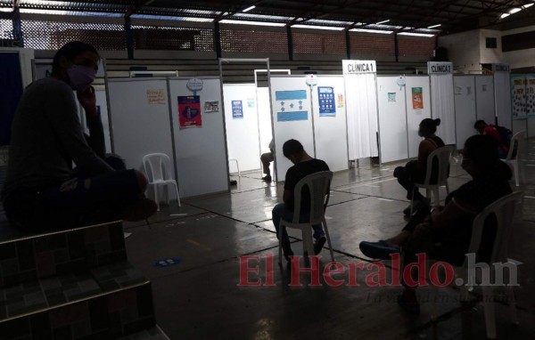 Tras varias semanas vacíos, triajes de la capital lucen abarrotados ante repunte de covid-19 (FOTOS)