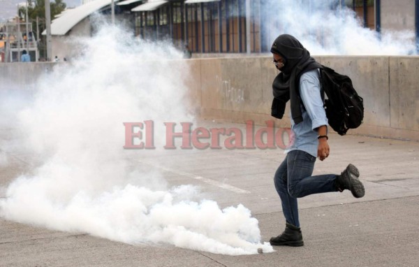 FOTOS: Varios heridos y taxis destruidos en enfrentamiento afuera de la UNAH