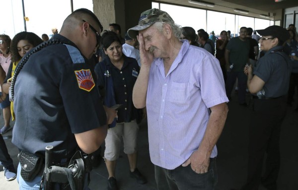 FOTOS: Desconsuelo, lágrimas y dolor entre los familiares de las víctimas de la masacre en un centro comercial de El Paso, Texas