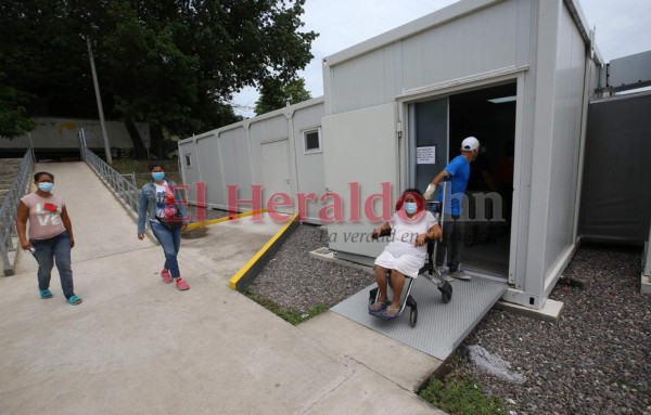 Fallas eléctricas, baños dañados y goteras: El mal estado de los vagones del módulo hospitalario de Choluteca (FOTOS)