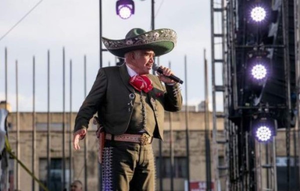 Bordados con hilos de oro y la tela más fina, así eran los trajes de Vicente Fernández