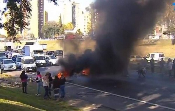 Narcos, ladrones y vecinos en pie de guerra: la noche de terror que vivió un barrio en Argentina (FOTOS)