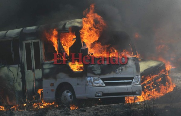 Las 15 fotos más impactantes del incendio que consumió al menos 400 vehículos en la DPI