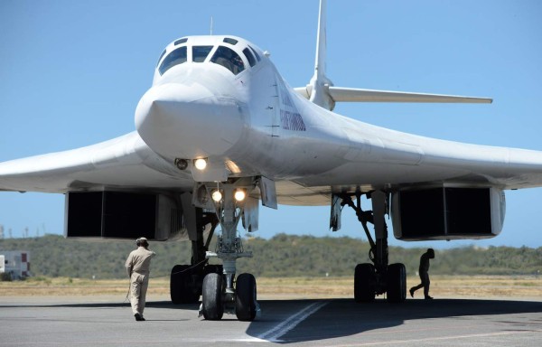 FOTOS: Los cuatro bombarderos que Rusia envió a Venezuela para defensa