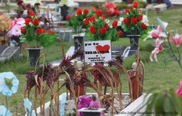 Cementerios: Visitas de amor para las madres que están en el cielo