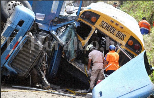 Las imágenes más estremecedoras del accidente de bus en salida al sur