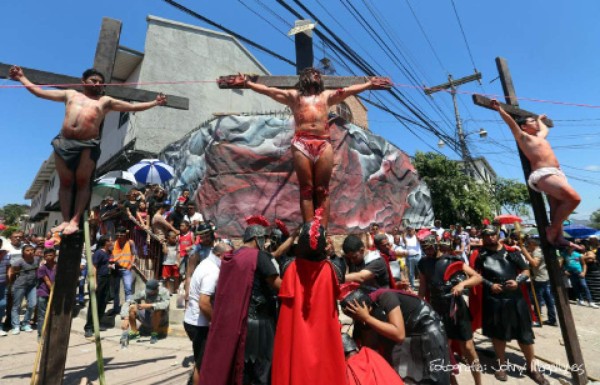 El espectacular Vía Crucis de Iglesia El Calvario que revive la pasión de Cristo