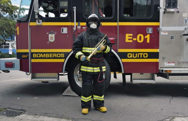 FOTOS: Con trompetas, bomberos llevan alegría a un hospital de Quito