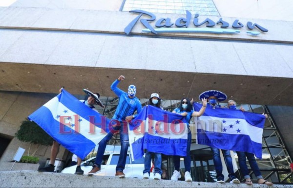 ¡Ambientazo! Afición catracha y mexicana ya palpita cerca del Azteca