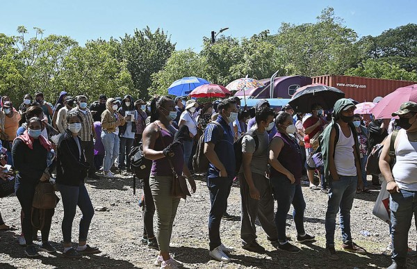 A caballo y en balsas, nicaragüenses cruzan hacia Honduras a vacunarse contra el covid-19