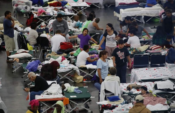 Abarrotados lucen los albergues de Texas tras el paso de Harvey