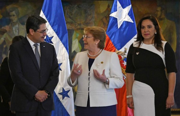 Ana García de Hernández se luce con hermoso y tallado vestido durante visita de Bachelet