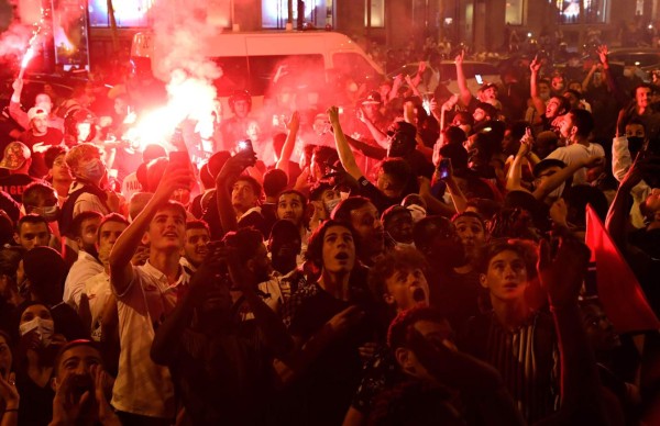 Fiesta y alegría: la celebración de los hinchas en París tras primera final del PSG (FOTOS)