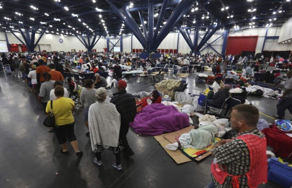 Abarrotados lucen los albergues de Texas tras el paso de Harvey