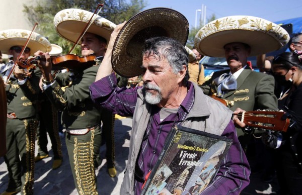 'Le está cantando a la Virgencita', mexicanos lloran la muerte de Vicente Fernández