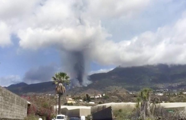 Evacuaciones y un cementerio por desaparecer: Sigue la odisea por erupción en España