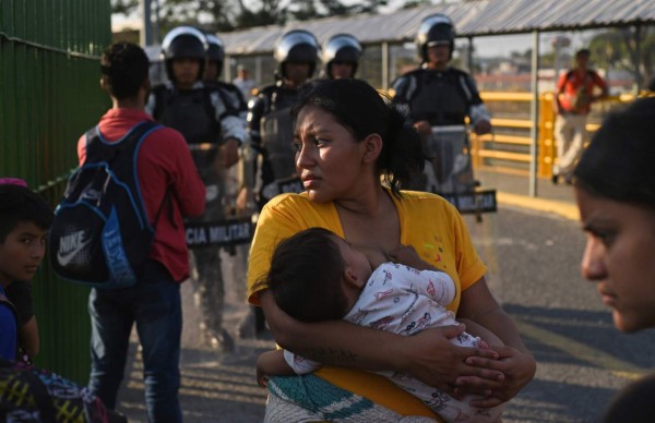 Hondureños en caravana sufren la fría y tenebrosa ruta migratoria, sin comida y sin techo