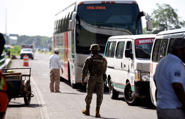 Una niña corre mientras su madre es detenida: las dramáticas imágenes de la captura de migrantes en México