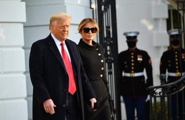 Elegante, sonriente y segura, así lució Melania Trump al abandonar la Casa Blanca (FOTOS)