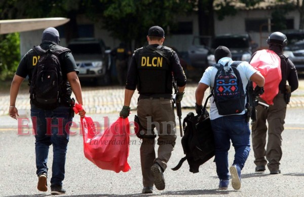 En avioneta y fuertemente custodiados, el traslado de los seis policías que cayeron con droga (FOTOS)