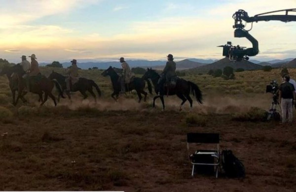 Otra tragedia para la película Rust: Jason Miller a punto de perder el brazo por una araña