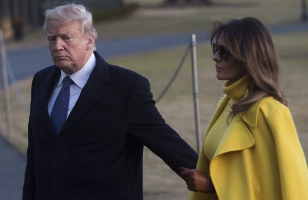 ¿Estrategia? Así rechazó Melania otra vez la mano de Donald Trump