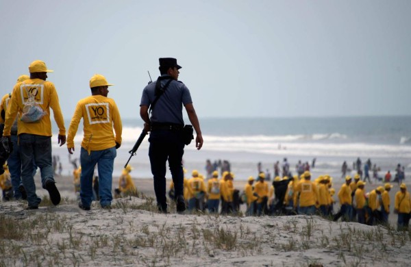 FOTOS: Así limpian las playas, presos salvadoreños antes de la Semana Santa