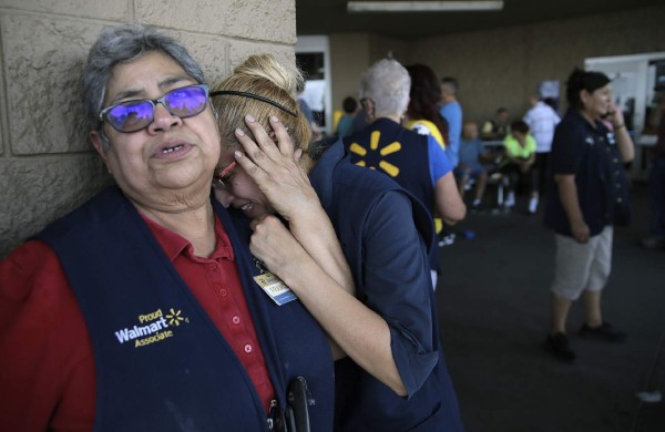 FOTOS: Desconsuelo, lágrimas y dolor entre los familiares de las víctimas de la masacre en un centro comercial de El Paso, Texas