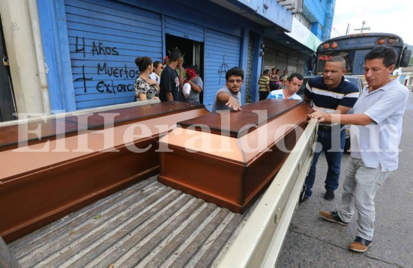 Las tristes escenas que dejó el último adiós a madre y sus dos hijos asesinados en la colonia Brasilia de Comayagüela