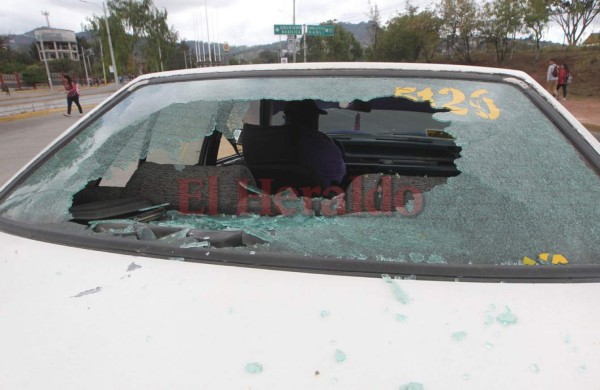 FOTOS: Varios heridos y taxis destruidos en enfrentamiento afuera de la UNAH