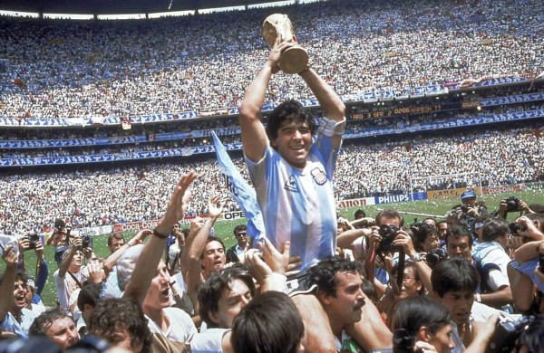 Imágenes que marcaron los momentos de gloria y derrota de Maradona  