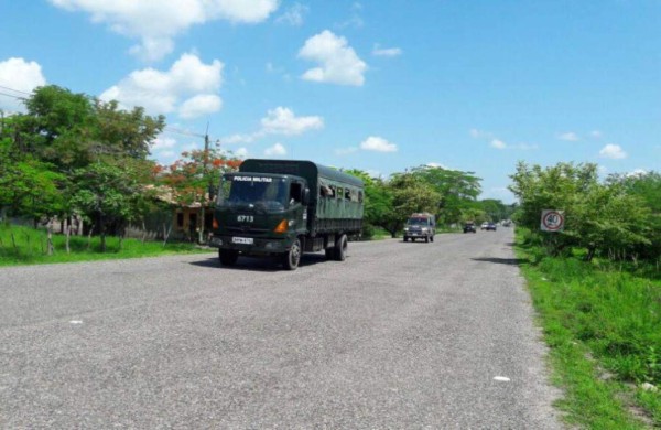 Desconcertados y bajo fuerte custodia: Así fue el traslado de reos de El Porvenir a El Pozo II (Fotos)