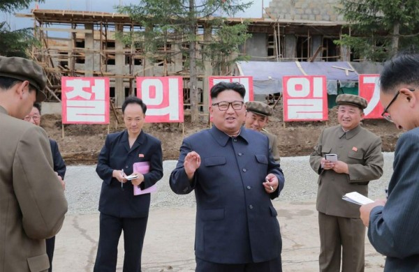 Los curiosos hombres que anotan cada palabra de Kim Jong-Un en libretas