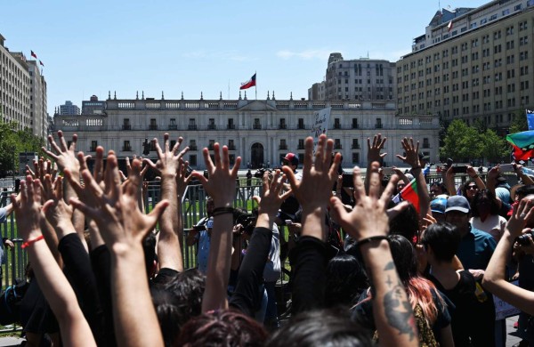 Bloqueos, fogatas y 'renuncia Piñera', el paro nacional de 48 horas en Chile