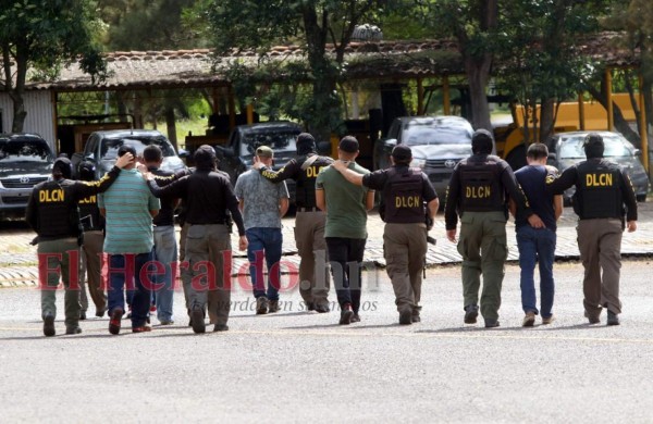 En avioneta y fuertemente custodiados, el traslado de los seis policías que cayeron con droga (FOTOS)