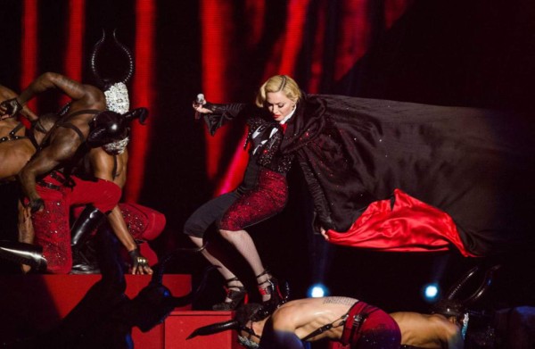 La caída de Madonna da la nota en los Brit Awards