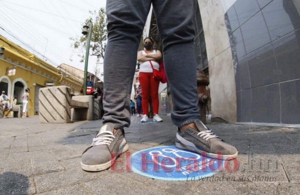 FOTOS: De forma disciplinada capitalinos acuden a los bancos