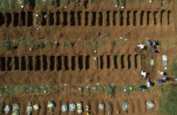 Impactante: El cementerio más grande de Brasil donde entierran muertos por Covid-19