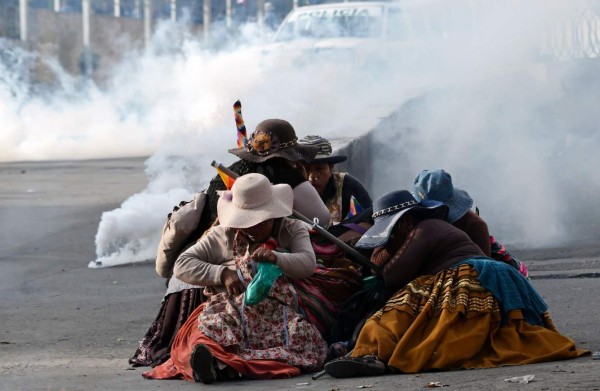 Bolivianos desafían al gobierno interino tras la muerte de cinco campesinos