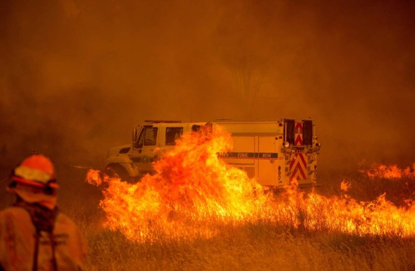 Las impactantes imágenes del voraz incendio forestal en California