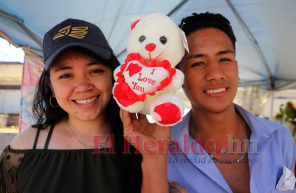 Peluches y besos: así se celebra San Valentín en Tegucigalpa (FOTOS)