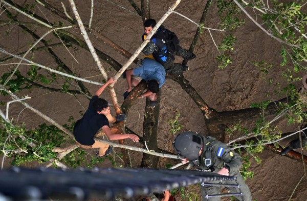 El sorprendente rescate aéreo de familias hondureñas atrapadas por Iota (FOTOS)